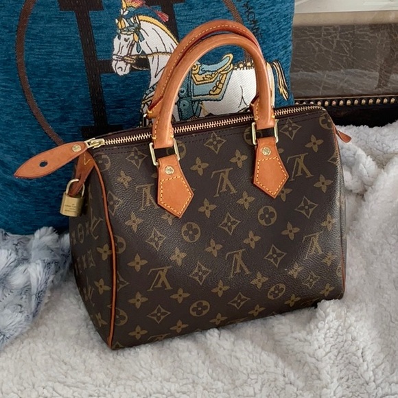 Authentic Louis Vuitton Speedy 25 - Picture 2 of 10